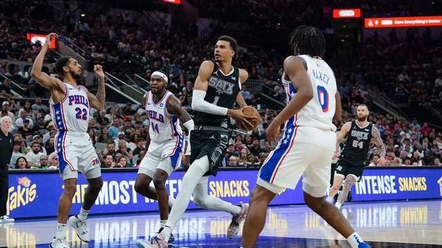 开云体育在线-76人险胜马刺，瓦兰丘纳斯送出助攻